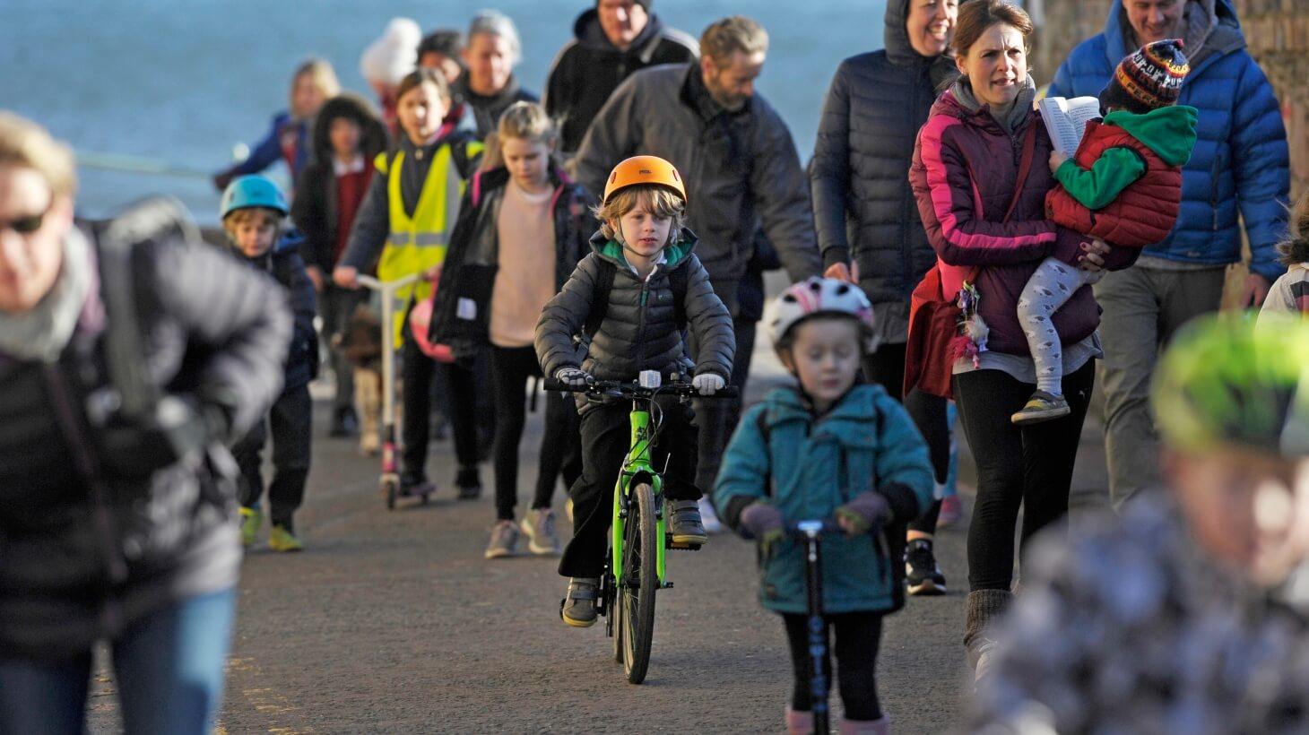 Велосипед пешком. Пешком с велосипедом. Велосипед или пешком. Cycling to School. Cycle to School.